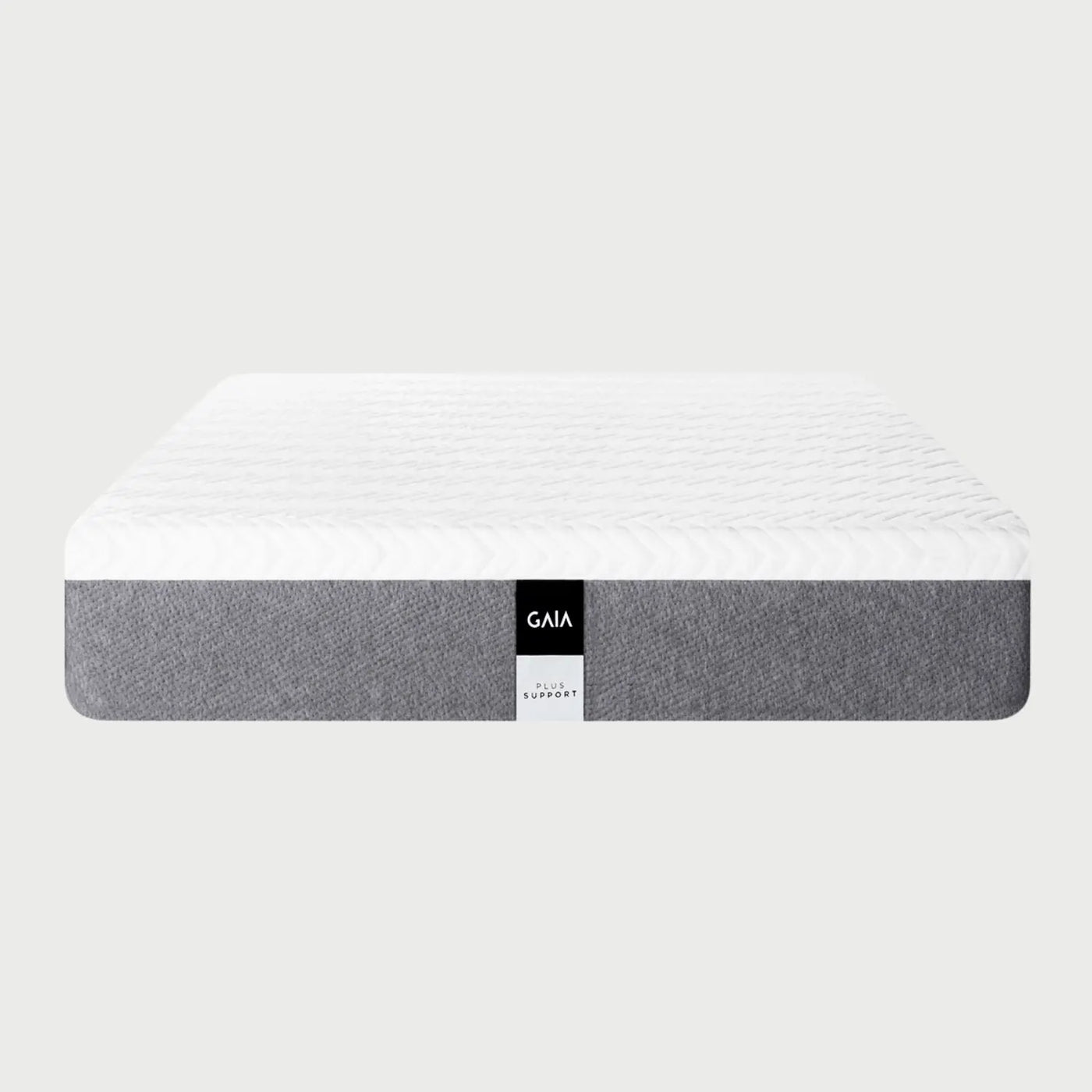Vista frontal del colchón GAIA Plus Híbrido en tamaño Queen Size; presenta una superficie superior blanca con un patrón de tejido geométrico en relieve y una base lateral en tela gris con una etiqueta central distintiva que indica "GAIA Plus Support".