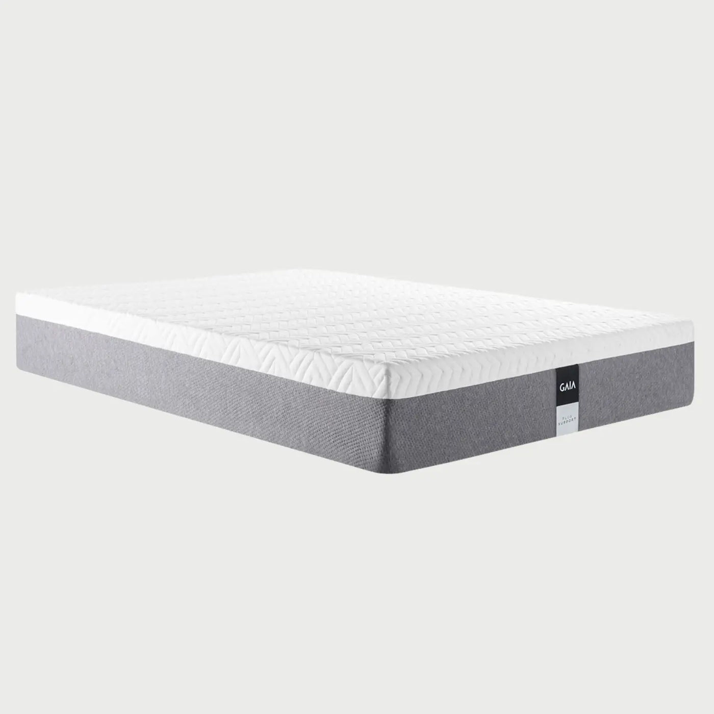 Vista lateral del colchón híbrido GAIA Plus; se aprecia el grosor de sus capas de confort y la transición suave entre la tapa blanca acolchada y el lateral gris texturizado, diseñado para un soporte ergonómico superior.