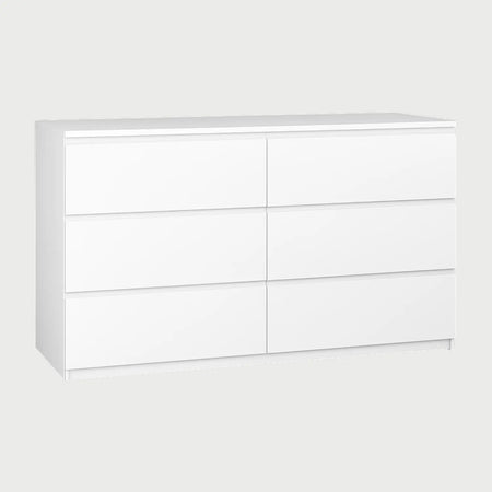 Vista lateral de la cómoda Blancx B blanca, mostrando su perfil rectangular profundo y la alineación perfecta de sus cajones que mantienen una silueta limpia.