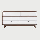 Vista frontal de la cómoda Evo con estructura en acabado nogal, cuatro cajones blancos con tiradores negros y un compartimento superior con puertas corredizas blancas.