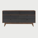 Frontal de la cómoda Evo en acabado nogal con cajones y puertas superiores en color negro mate, destacando los tiradores circulares integrados.