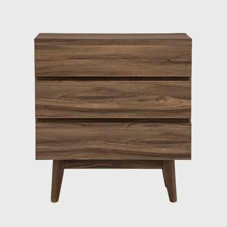 Vista frontal de la cómoda Meztli B en tono café madera, resaltando la veta natural en un acabado más oscuro, con tres cajones amplios y base elevada sobre patas inclinadas.