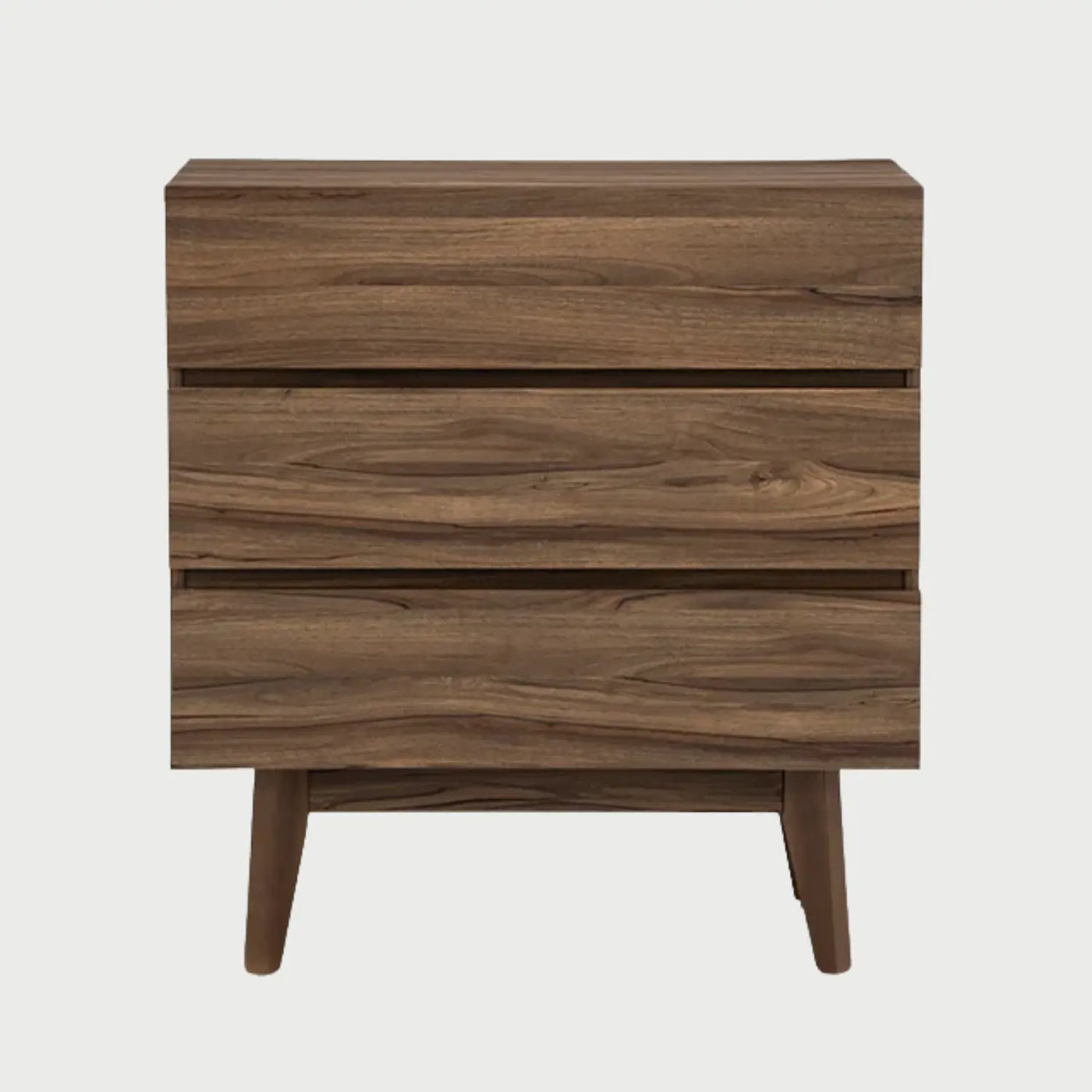 Vista frontal de la cómoda Meztli B en tono café madera, resaltando la veta natural en un acabado más oscuro, con tres cajones amplios y base elevada sobre patas inclinadas.