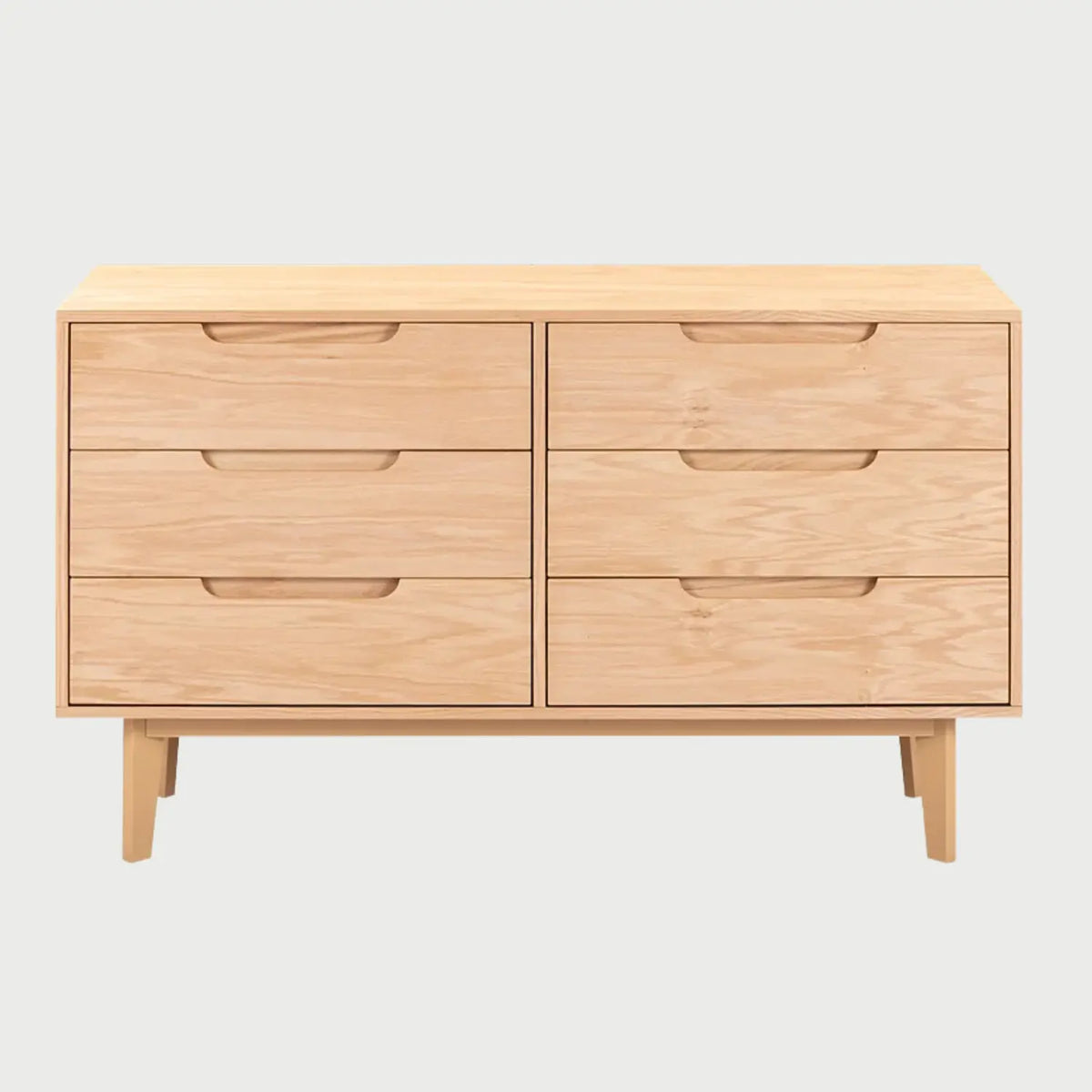 Vista frontal de la cómoda Talitha en acabado beige encino con seis cajones organizados en dos columnas simétricas, tiradores tipo uñero integrados y base de madera sólida.