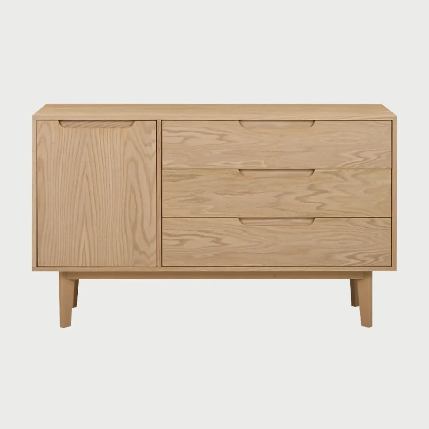 Vista frontal de la cómoda Talitha en acabado beige encino con seis cajones distribuidos simétricamente en dos columnas, tiradores tipo uñero integrados y base de madera sólida.