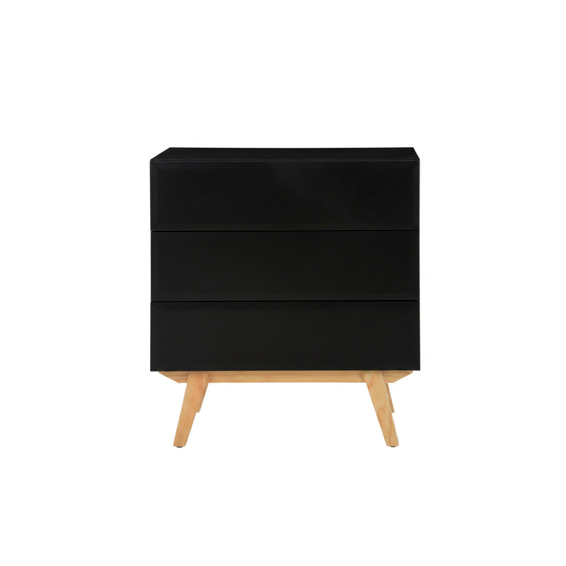 Cómoda Cuauhtémoc de 80 cm en color negro, con tres cajones horizontales y patas de madera en un estilo moderno. Ideal para el almacenamiento.