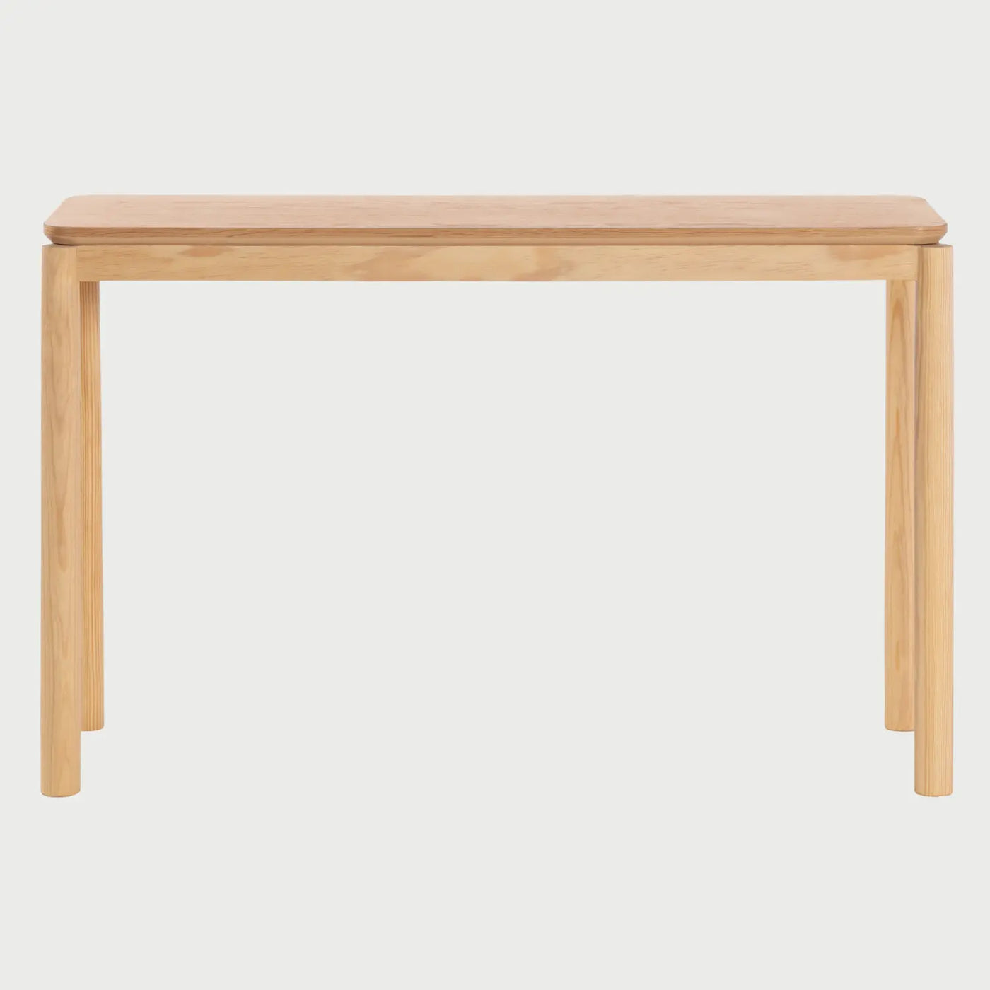 Vista frontal de la consola Akari de 120 cm en acabado beige encino, con una superficie rectangular de bordes redondeados y patas cilíndricas de madera sólida.