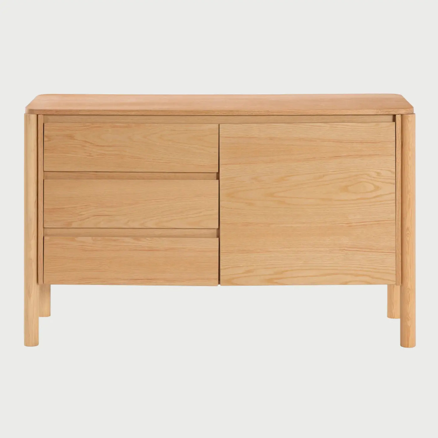 Vista frontal de la credenza Akari de 120 cm en acabado beige encino, con tres cajones laterales y una puerta de almacenamiento amplia, sobre una estructura de patas cilíndricas.