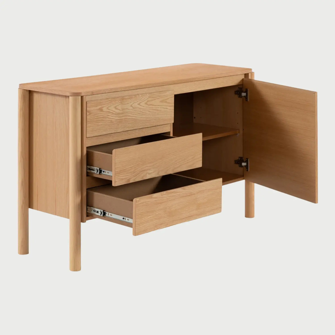 Vista lateral de la credenza Akari beige, mostrando el perfil estilizado de la cubierta con bordes redondeados y la integración fluida de los frentes con el cuerpo del mueble.