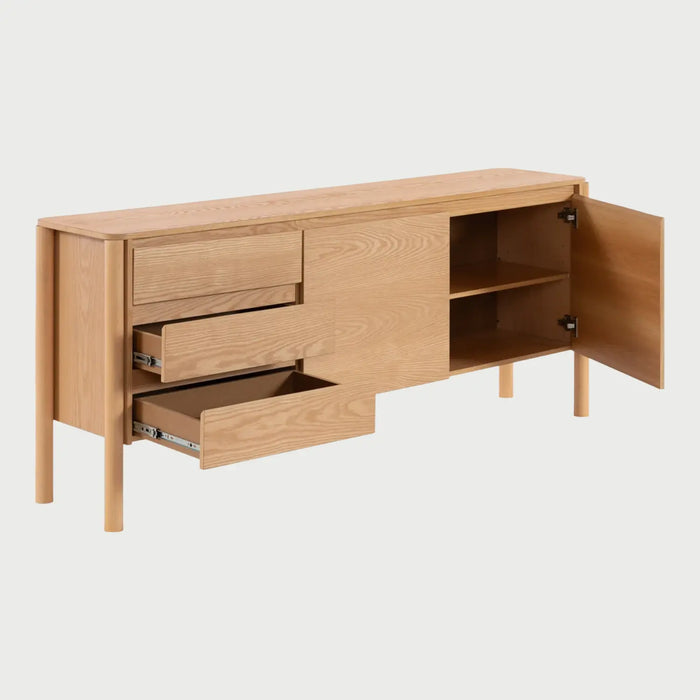 Vista lateral de la credenza Akari de 180 cm, mostrando su perfil rectangular extendido y las patas cilíndricas de madera que elevan la estructura con elegancia.