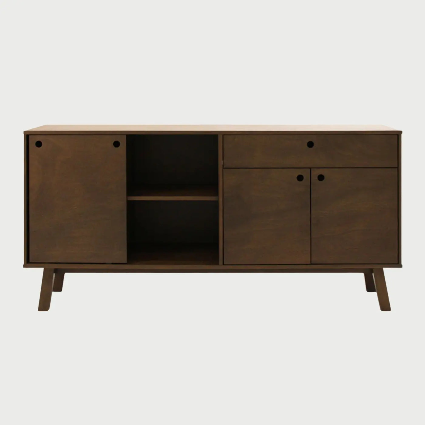 Vista frontal de la credenza Avilés de 150 cm en acabado madera café, con una puerta deslizante a la izquierda, un nicho abierto central con repisa y una sección derecha con un cajón superior y dos puertas pequeñas inferiores.