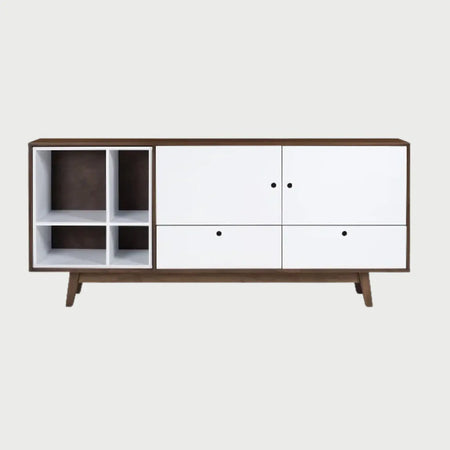 Vista frontal de la credenza Evo de 180 cm con estructura en acabado nogal, frentes de cajones y puertas en blanco mate, y un nicho lateral con divisiones blancas, apoyada sobre patas de madera inclinadas.