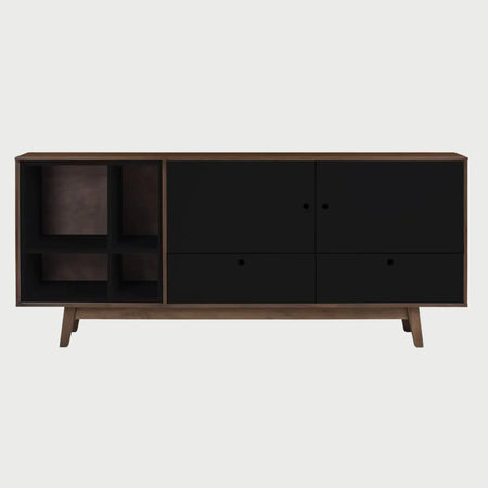 Vista frontal de la credenza Evo con estructura de nogal y frentes en negro mate, destacando su diseño asimétrico con un nicho abierto, dos puertas superiores, dos cajones inferiores y un librero superior integrado.