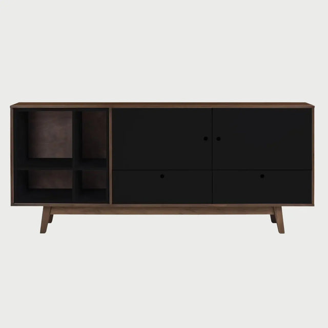 Vista frontal de la credenza Evo con estructura de nogal y frentes en negro mate, destacando su diseño asimétrico con un nicho abierto, dos puertas superiores, dos cajones inferiores y un librero superior integrado.