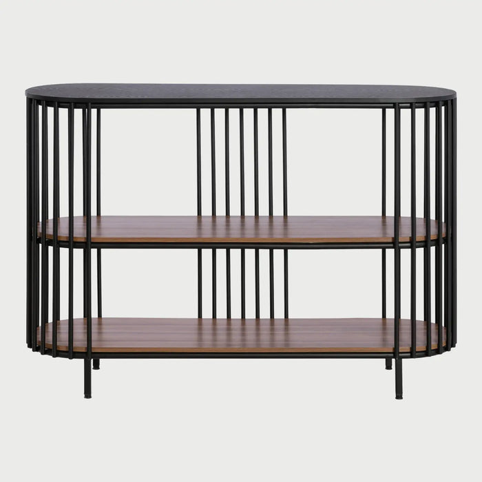 Vista frontal de la credenza Loreta de 122 cm con estructura metálica negra de barras verticales y dos repisas de madera en acabado café nogal, con diseño de extremos semicirculares.
