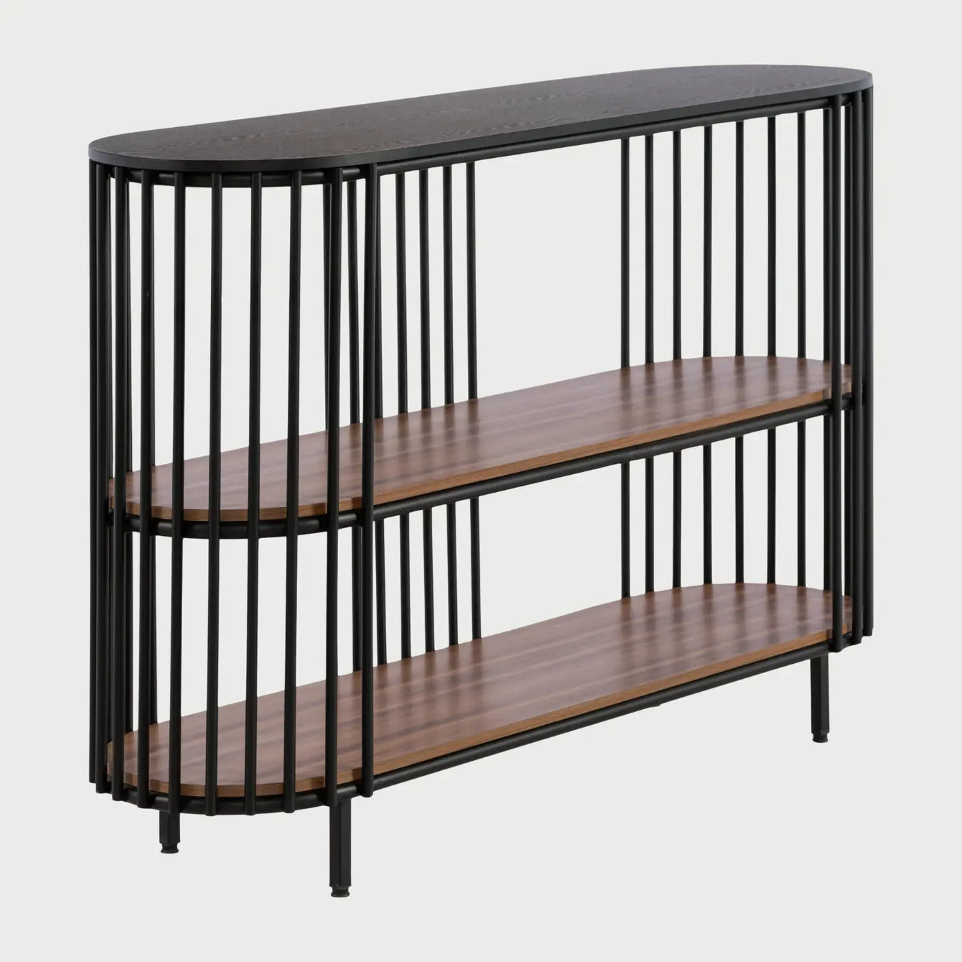 Vista lateral de la credenza Loreta que muestra la curvatura suave de su estructura de herrería negra y la profundidad de las repisas de madera, ideal para exhibición decorativa.