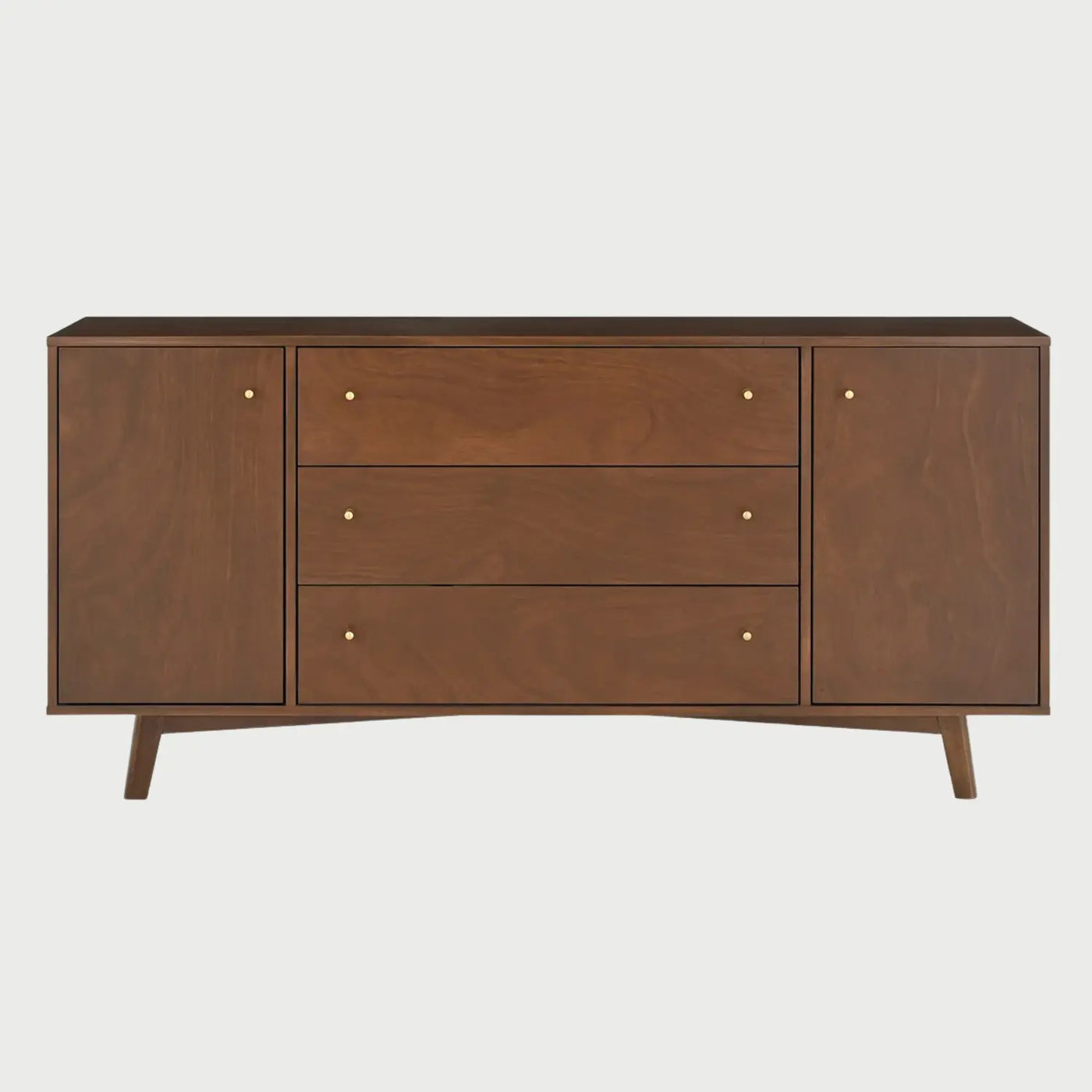 Vista frontal de la credenza Serdan en tono café madera, con tres cajones centrales y dos puertas laterales, decorada con tiradores metálicos tipo botón en acabado dorado.