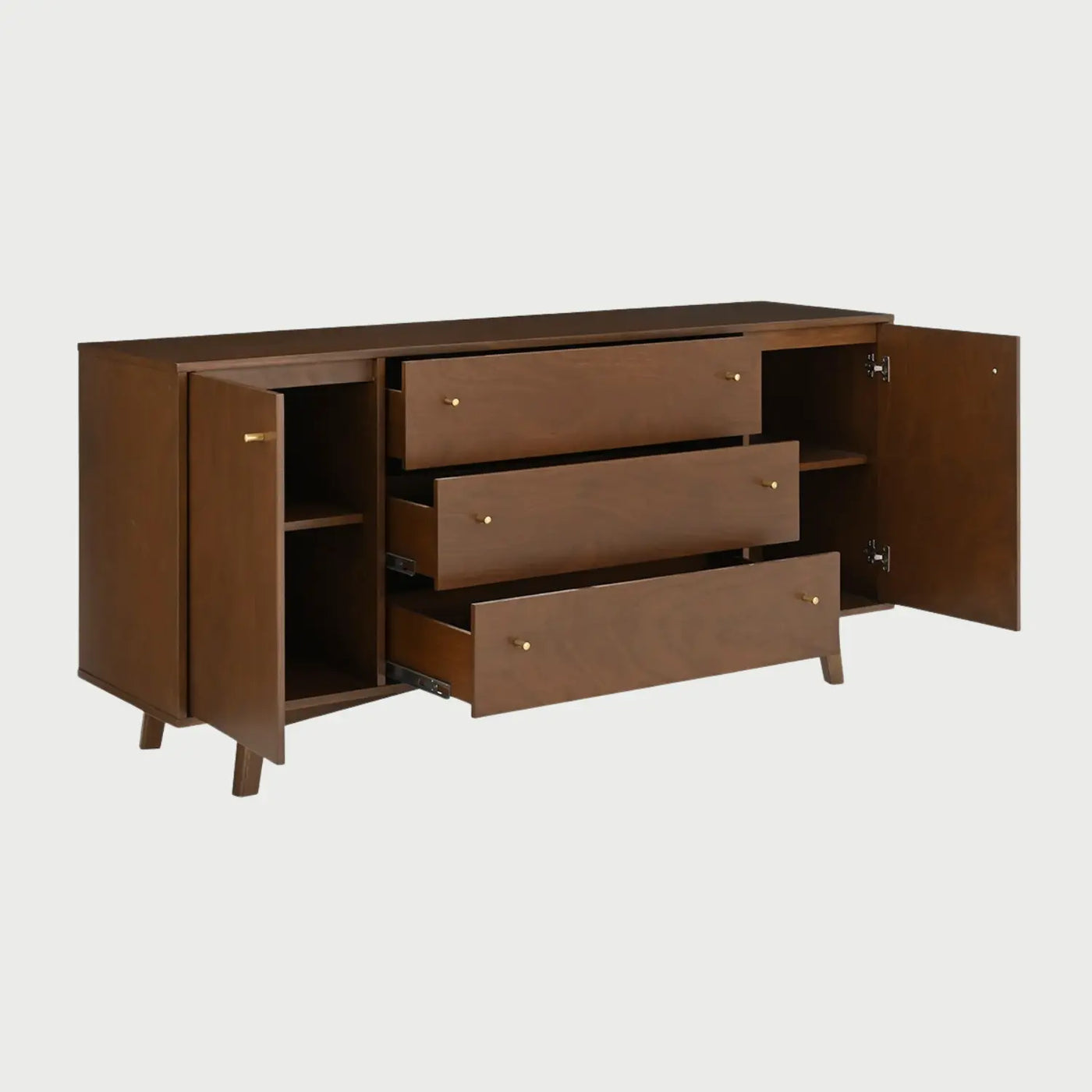 Perfil de la credenza Serdan café, mostrando la robustez de su cuerpo de madera y la base elevada sobre patas angulares coordinadas.