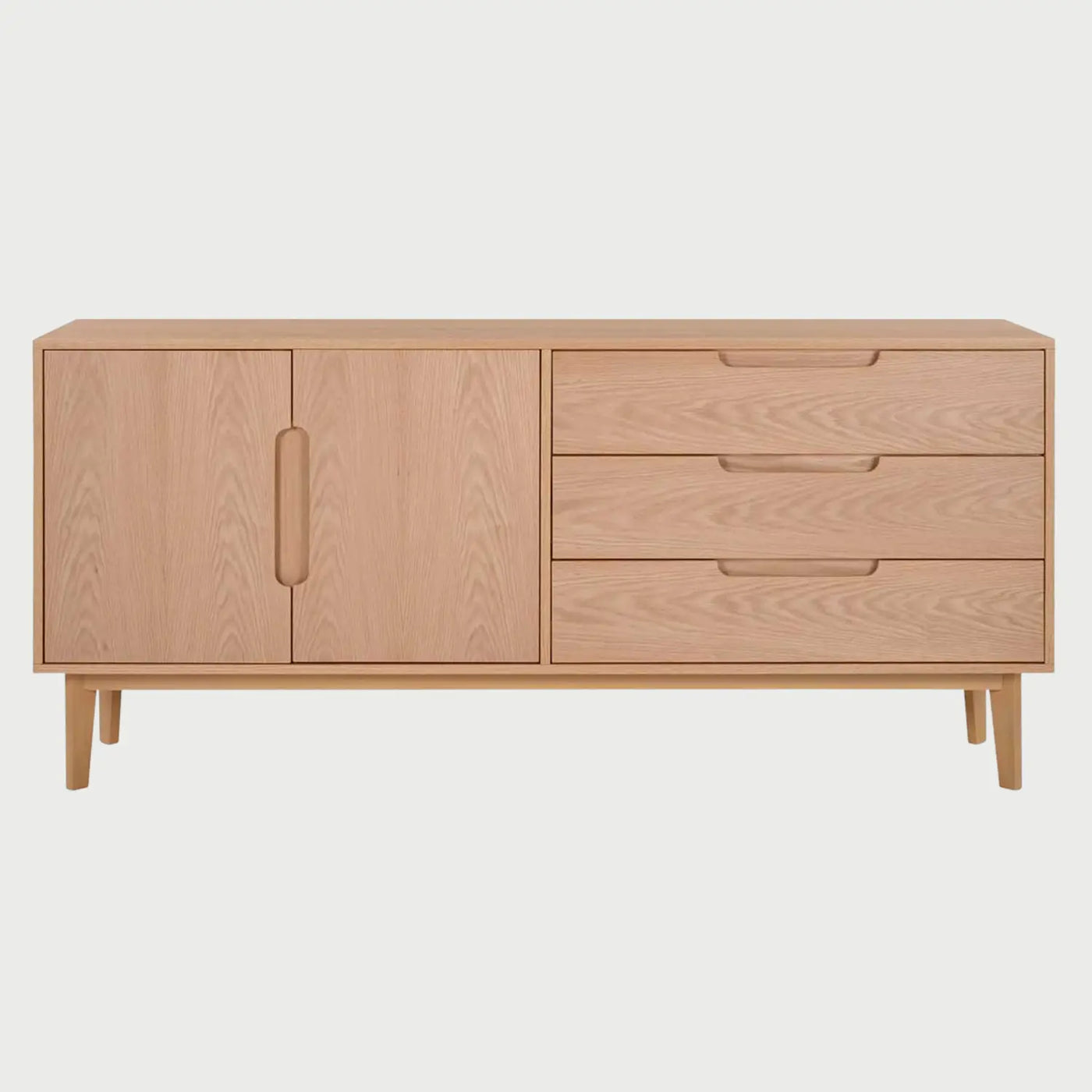 Vista frontal de la credenza Talitha en acabado beige encino; muestra dos puertas a la izquierda con un tirador de muesca compartido y tres cajones a la derecha con tiradores integrados.