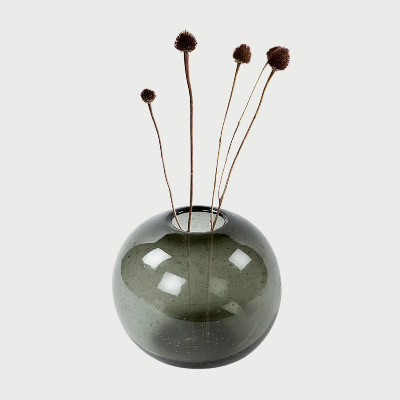 Vista superior del florero Sirene; se observa la apertura circular en la parte superior con bordes redondeados y pulidos, diseñada para sostener tallos individuales o ramos pequeños con elegancia.