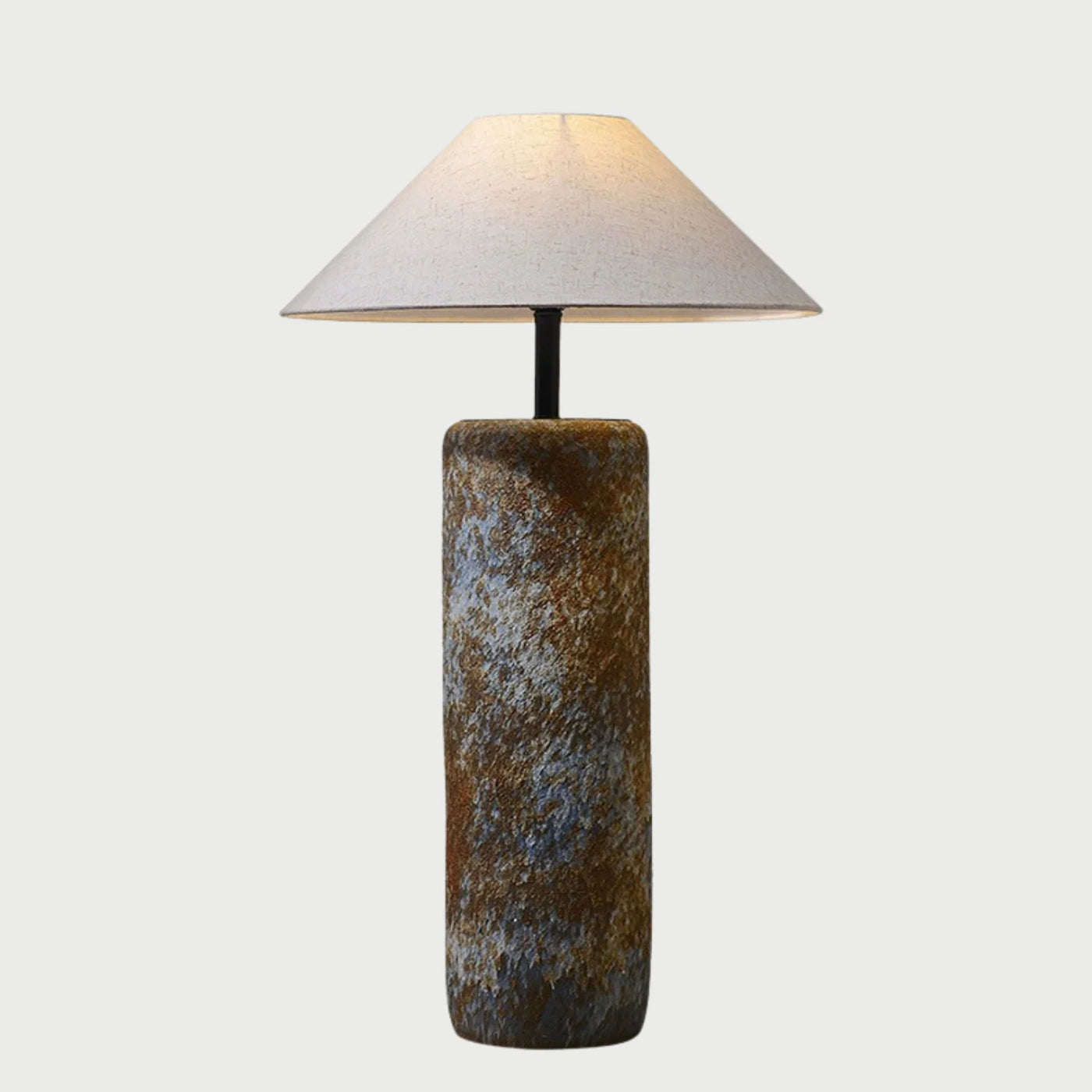 Lámpara de piso Colisio café con base cilíndrica texturizada y pantalla cónica