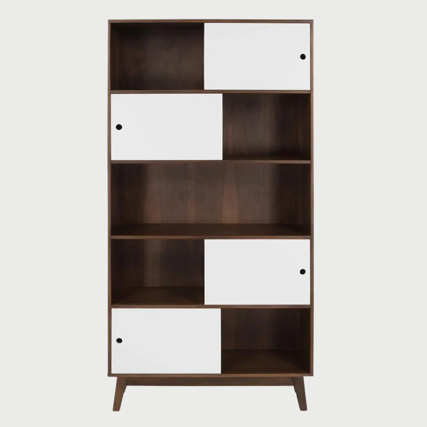 Vista frontal del librero Evo en acabado nogal con cinco niveles de repisas y cuatro puertas blancas deslizantes asimétricas con tiradores circulares negros.