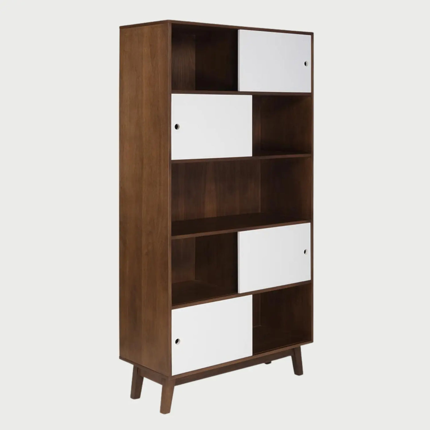 Perfil lateral del librero Evo nogal, mostrando la profundidad de la estructura y la base elevada con patas angulares de madera coordinada.