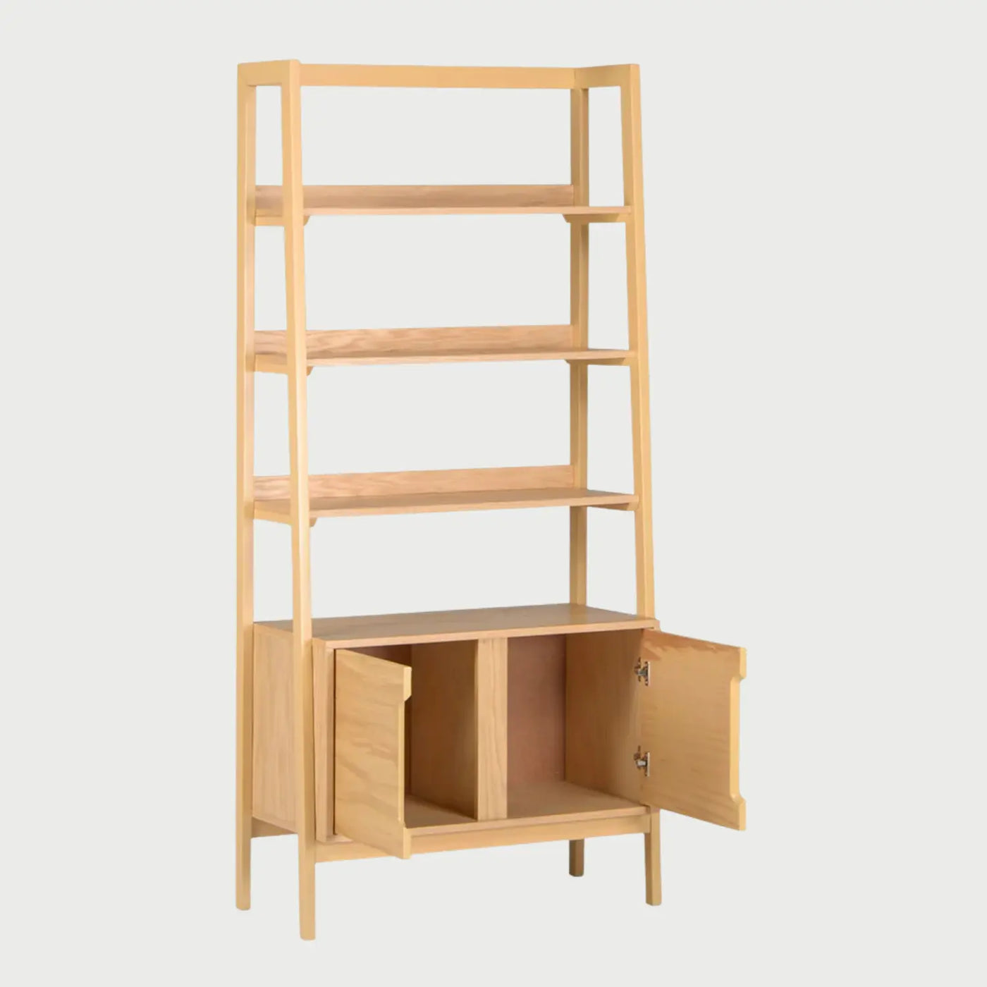 Vista lateral del librero Talitha beige, mostrando el perfil esbelto de la estructura de madera y la profundidad de las repisas diseñadas para optimizar el espacio vertical.