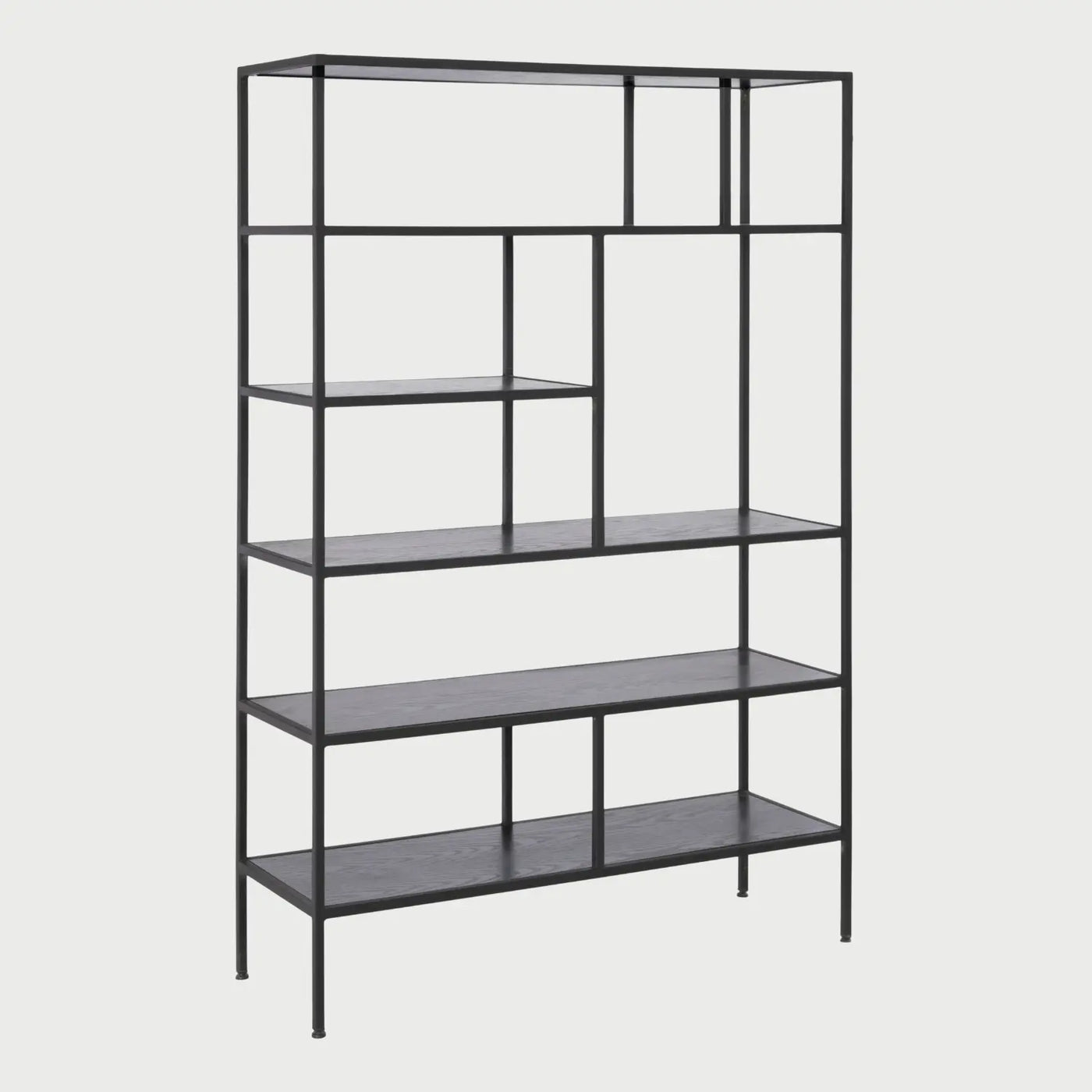 Perfil lateral del librero Yugen negro, mostrando la profundidad uniforme de sus repisas y la estructura de soporte lineal que descansa sobre patas delgadas con niveladores circulares.