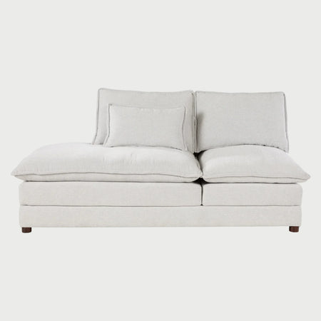 Love central con banca izquierda Andrea GAIA en tela blanca de estilo minimalista y luminoso.