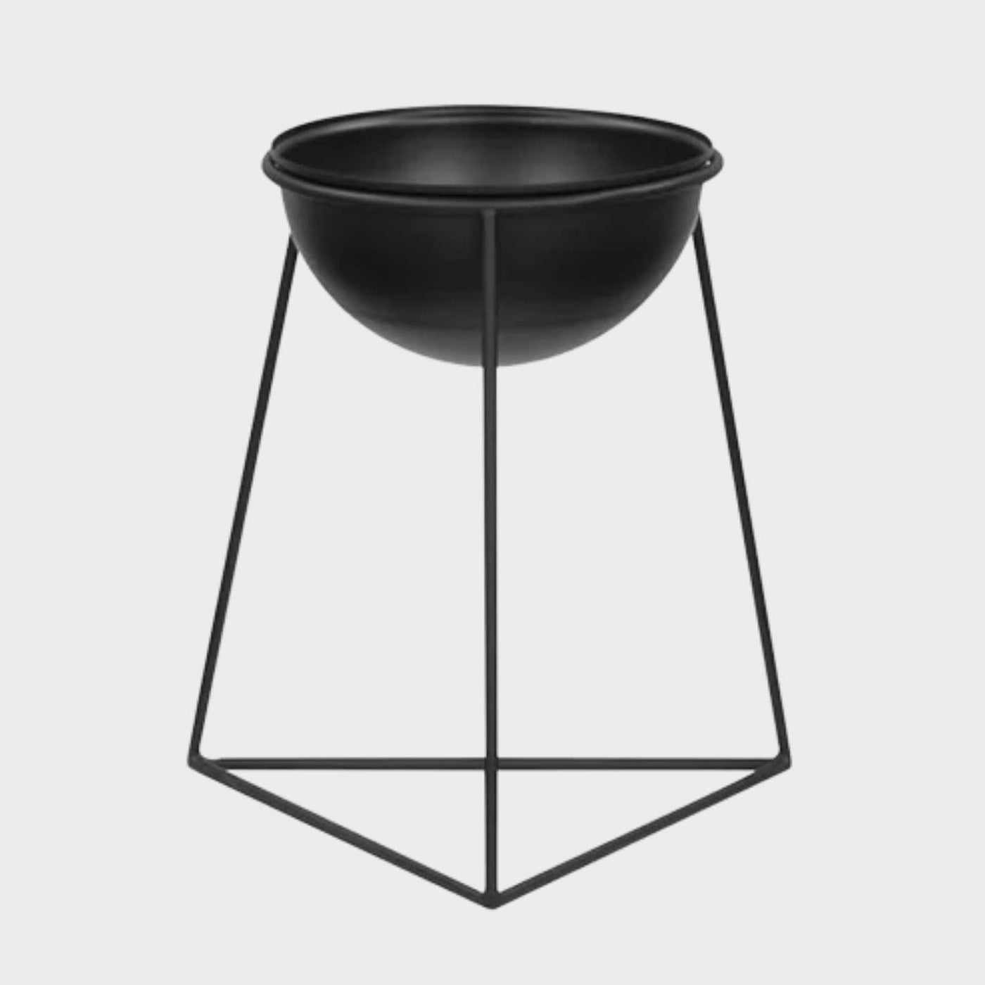 Vista lateral del macetero Zavat negro tamaño chico con estructura de metal