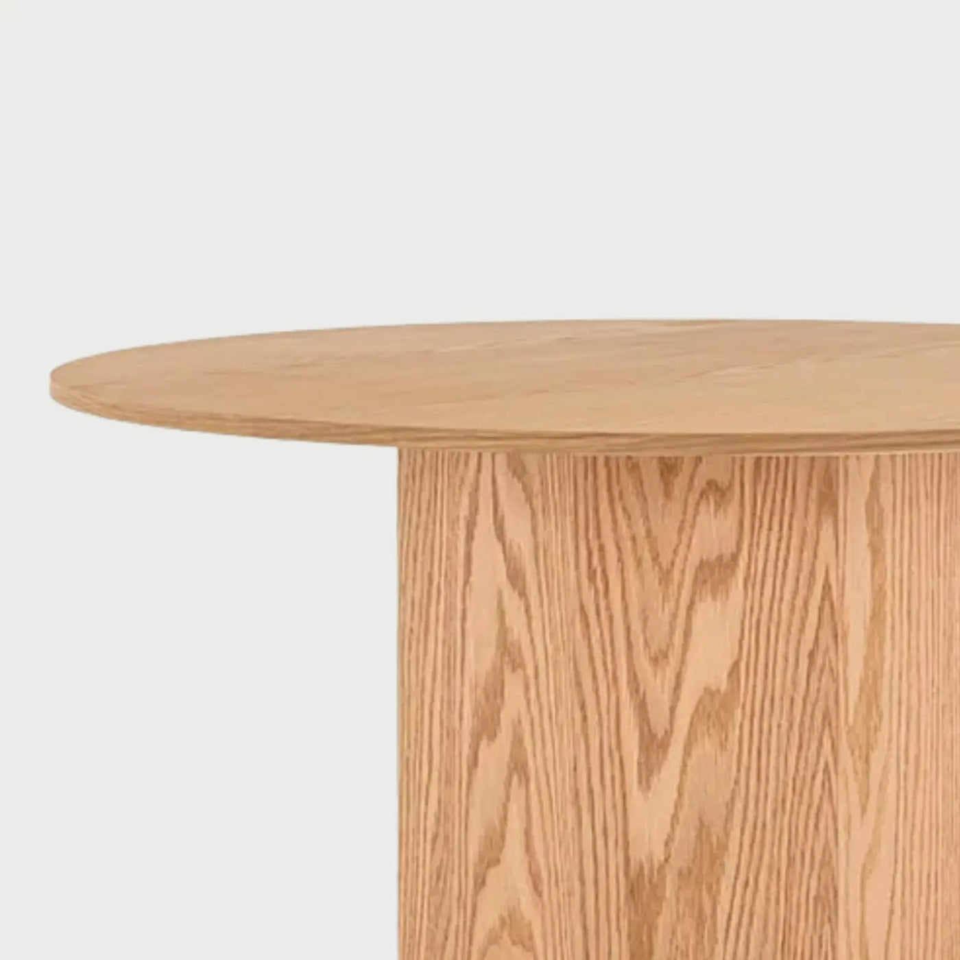 Vista en perspectiva de la mesa de centro Aida; resalta el acabado en madera de encino clara y la forma geométrica pura del pedestal, ideal para centros de sala contemporáneos.