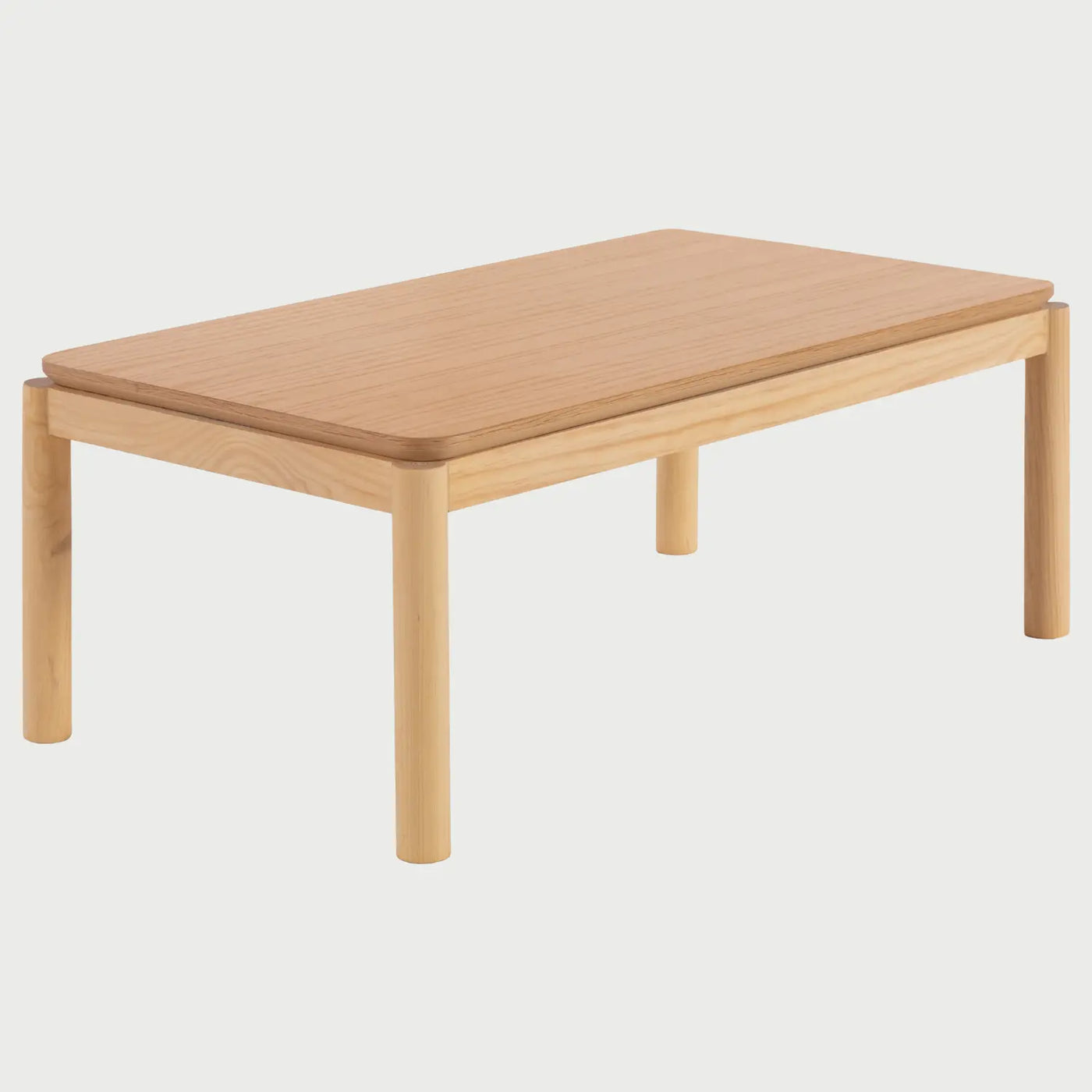 Vista lateral de la mesa de centro Akari de 100 cm en color beige; destaca el perfil de la cubierta de madera y la alineación de sus patas cilíndricas, resaltando su silueta minimalista de altura baja ideal para salas modernas.