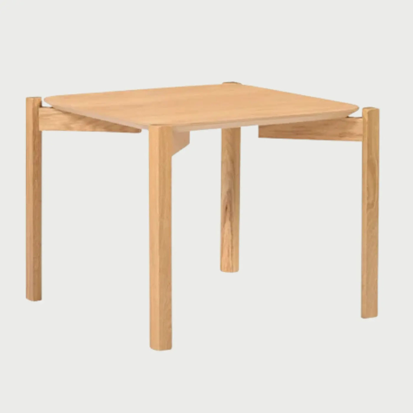 Vista lateral de la mesa de centro Bimbe; se observa el perfil bajo y la construcción de la base de madera que abraza la cubierta, destacando la continuidad de la veta natural del encino.