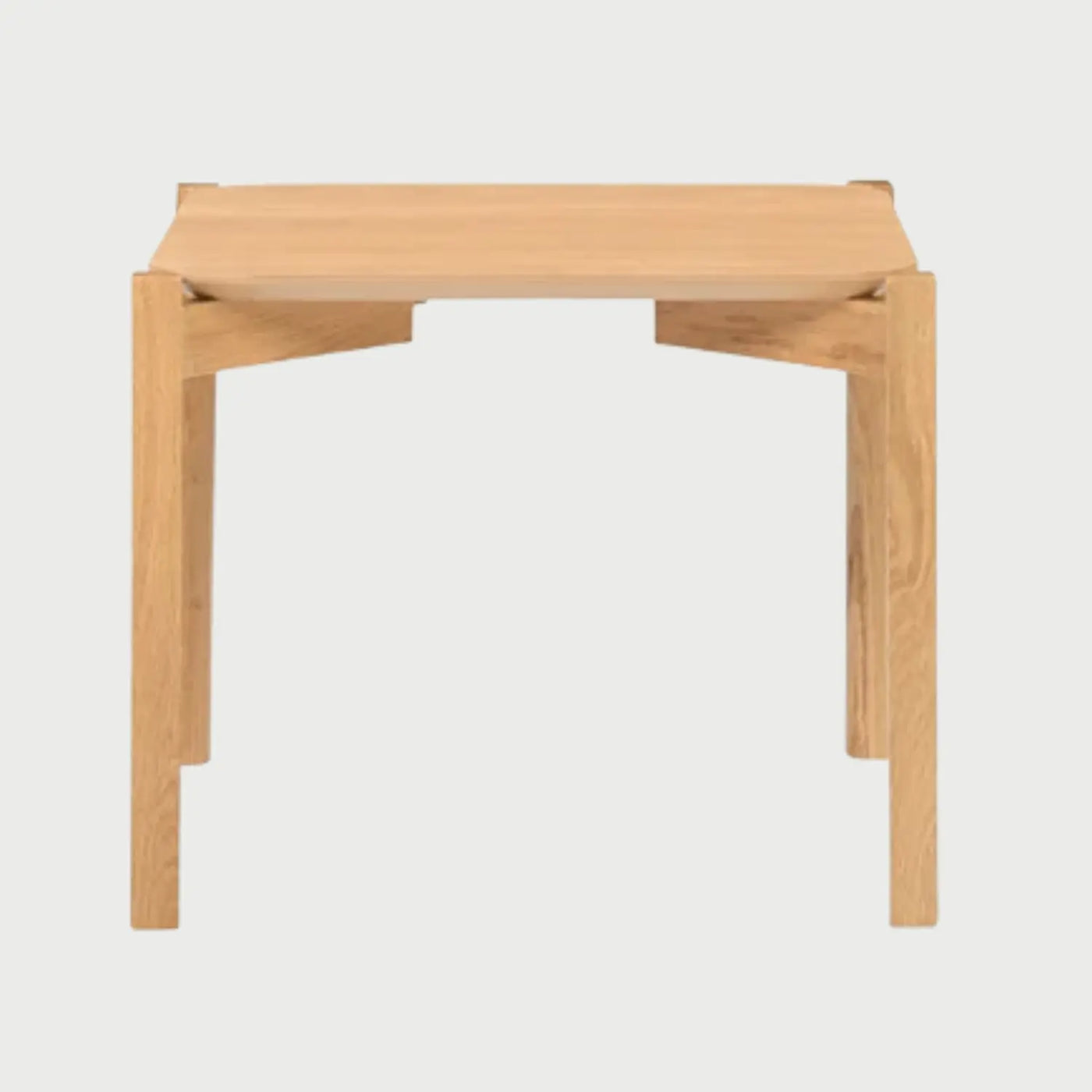 Vista frontal de la mesa de centro cuadrada Bimbe en color beige encino; presenta una superficie de madera lisa integrada en una estructura de cuatro patas cuadradas que sobresalen ligeramente en las esquinas para un diseño moderno y sólido.