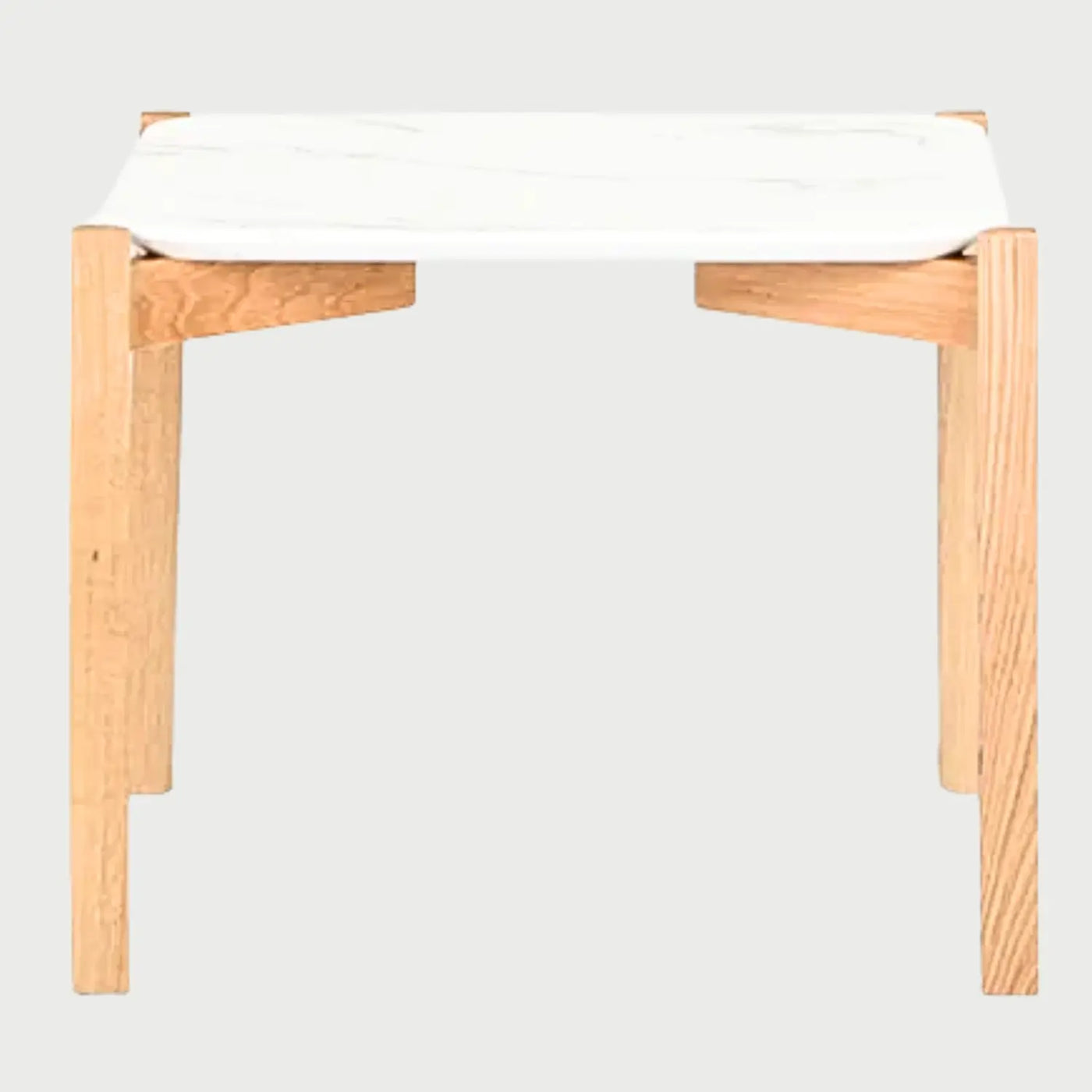 Vista frontal de la mesa de centro cuadrada Sidel; destaca su cubierta de superficie sólida con efecto mármol blanco y vetas grises, integrada en una estructura de madera de encino beige con cuatro patas robustas de corte cuadrado.