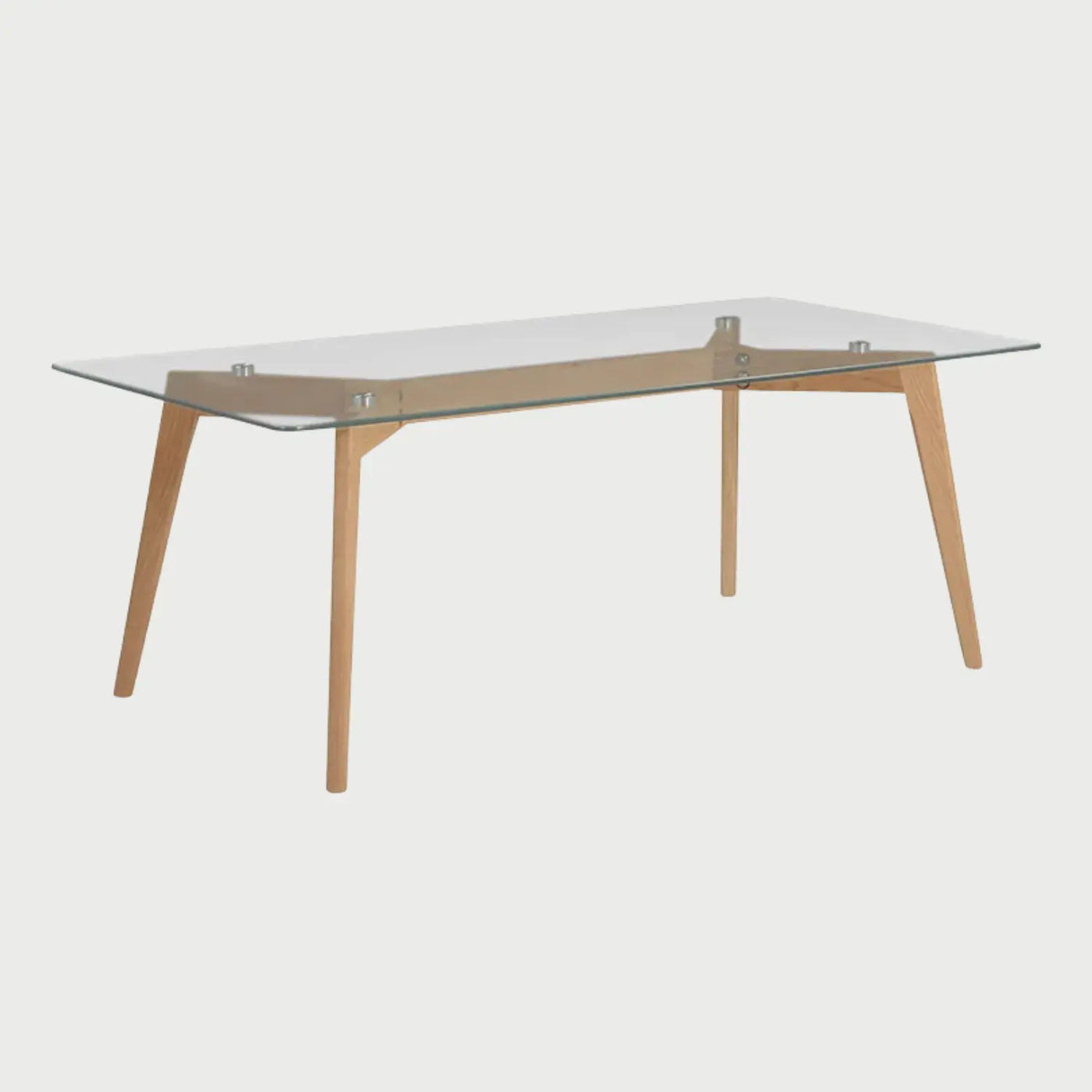 Vista lateral de la mesa Ensemble; destaca el perfil delgado del cristal y la inclinación de las patas de madera que ofrecen una estética ligera y moderna para la sala.