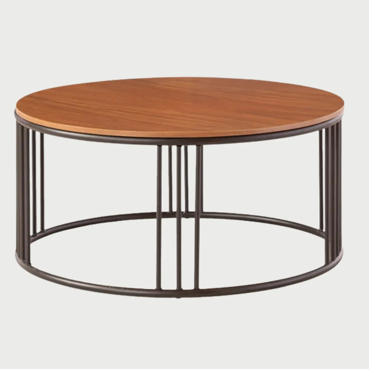 Vista lateral de la mesa Loreta; se aprecia la baja altura de la pieza y la repetición rítmica de las varillas metálicas oscuras que forman la base, aportando un estilo industrial y ventilado a la sala.