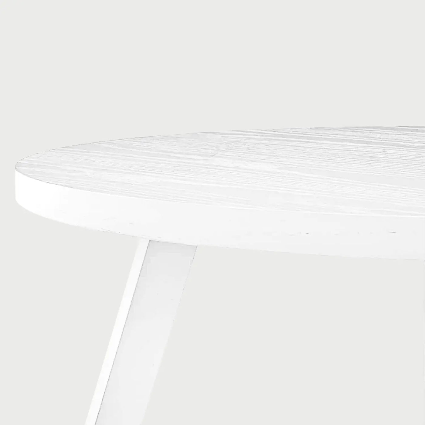 Vista de perfil de la mesa de centro Xocos blanca; se aprecia la baja altura de la pieza y la inclinación de sus patas hacia afuera, ideal para salas de estar modernas.