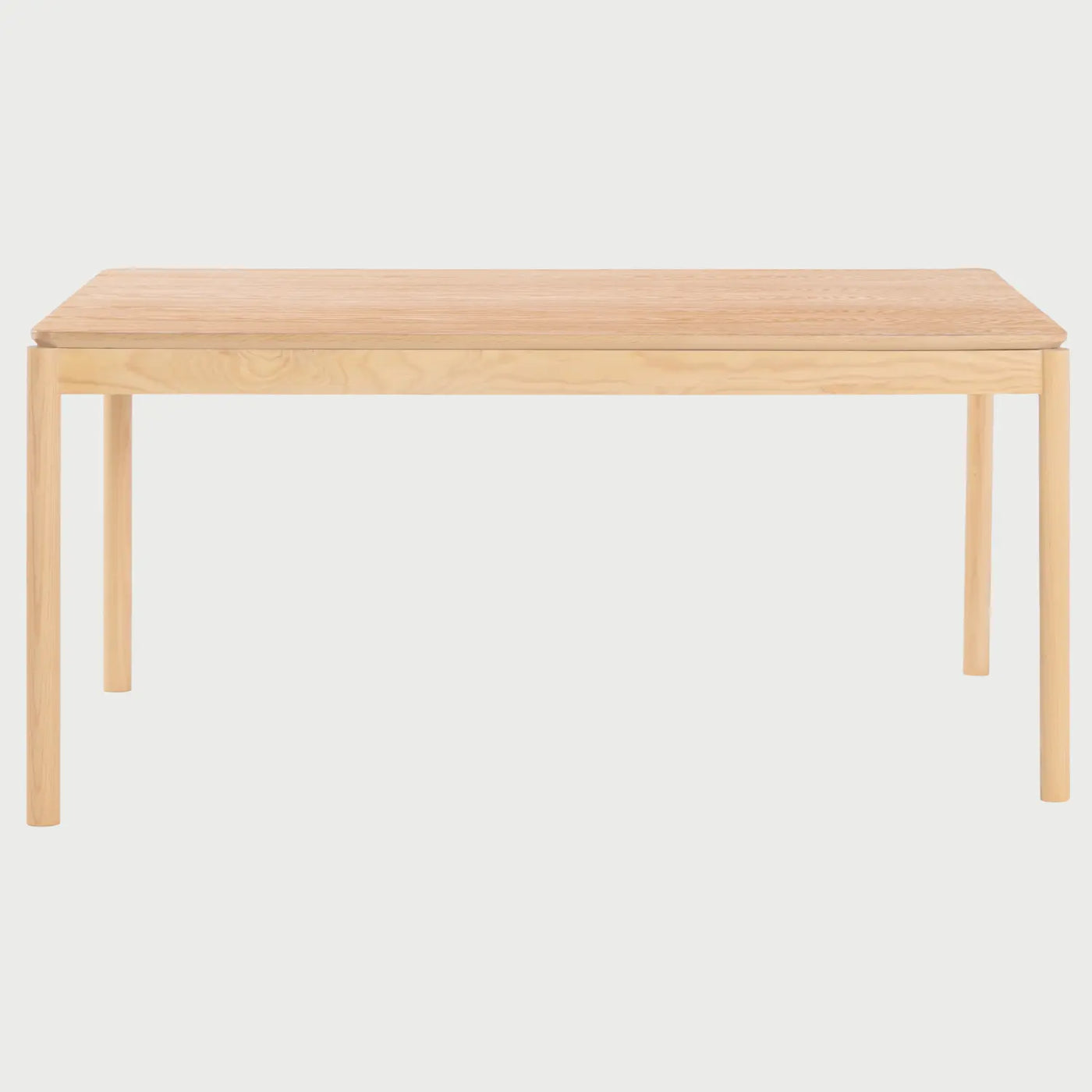 Vista frontal de la mesa de comedor Akari de 160 cm; presenta una superficie rectangular de madera de encino en tono beige con esquinas redondeadas y cuatro patas cilíndricas robustas que ofrecen un soporte estable y limpio.
