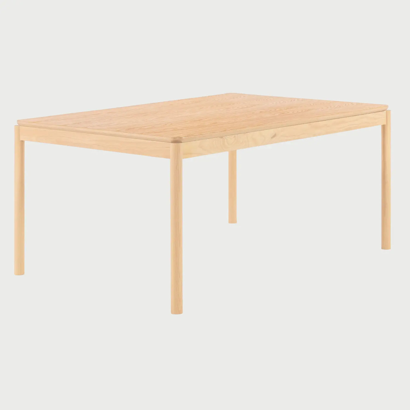 Vista lateral de la mesa Akari de 160 cm en color beige; destaca el perfil de la cubierta de madera y la alineación de sus patas cilíndricas, resaltando su silueta minimalista ideal para comedores modernos.