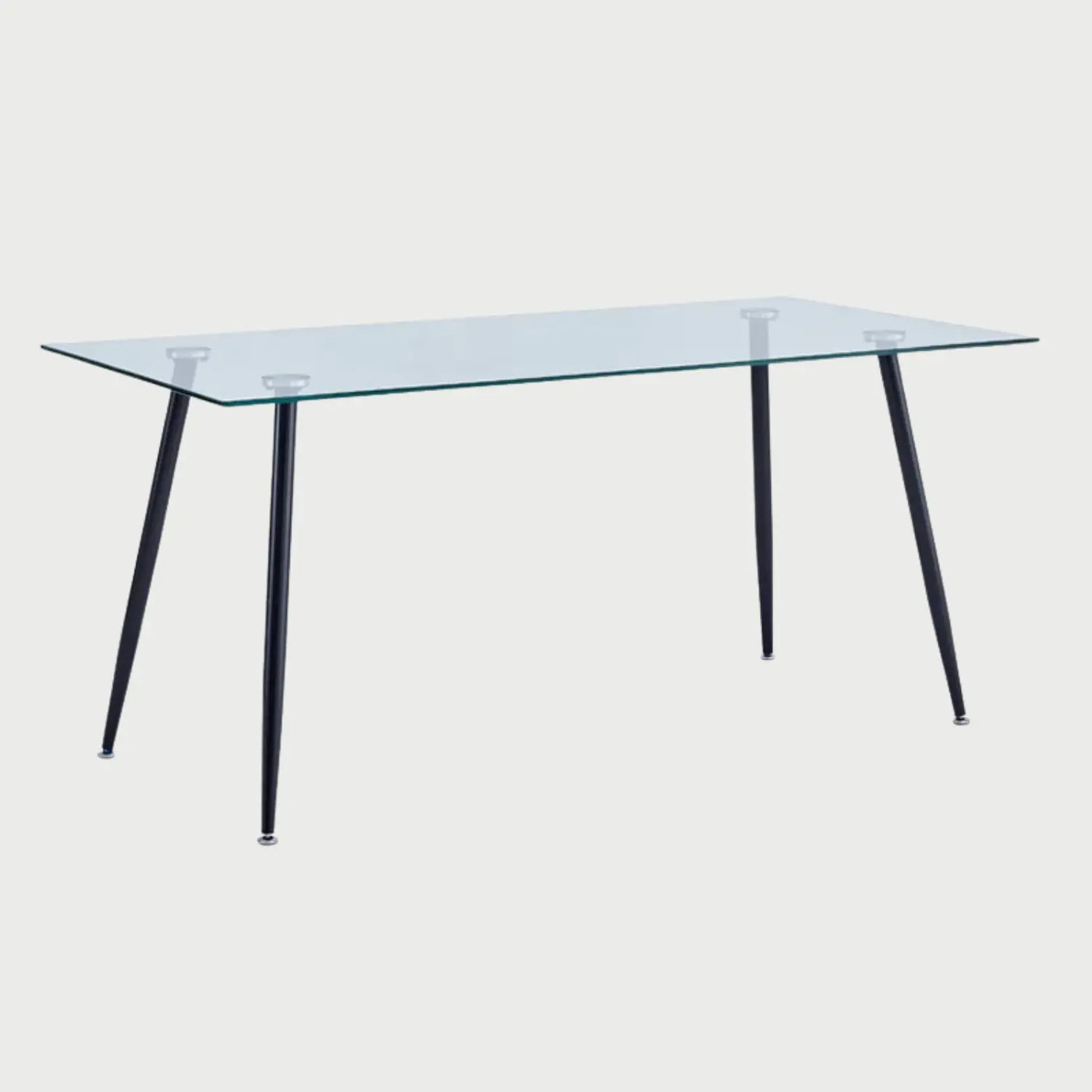 Vista lateral de la mesa Amit de 160 cm; se aprecia la transparencia del cristal y la disposición angular de las patas negras que brindan una apariencia ligera y moderna.