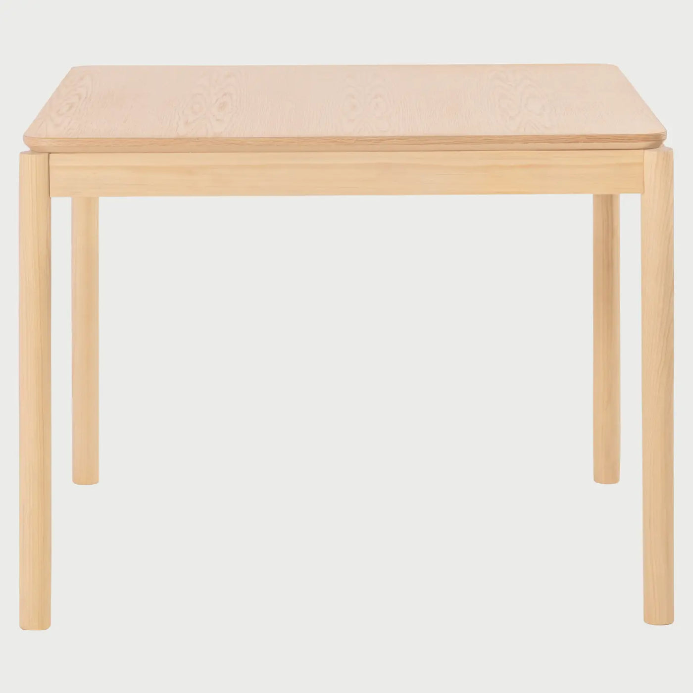Vista frontal de la mesa de comedor cuadrada Akari de 100 cm; presenta una superficie plana de madera de encino en tono beige con esquinas suavemente redondeadas y cuatro patas cilíndricas robustas que brindan un soporte estable.