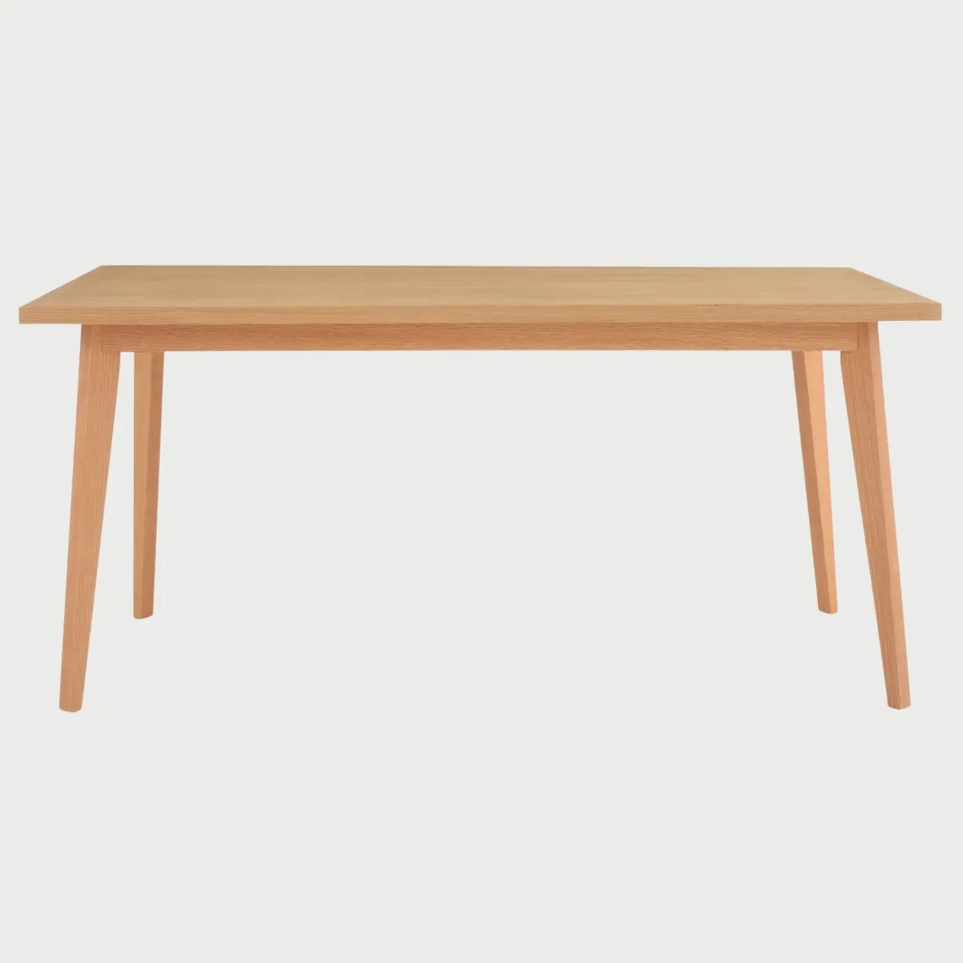 Vista frontal de la mesa de comedor Evo de 200 cm en color beige; presenta una superficie rectangular de madera clara con vetas naturales y cuatro patas esbeltas de corte cuadrado que se afinan ligeramente hacia la base.
