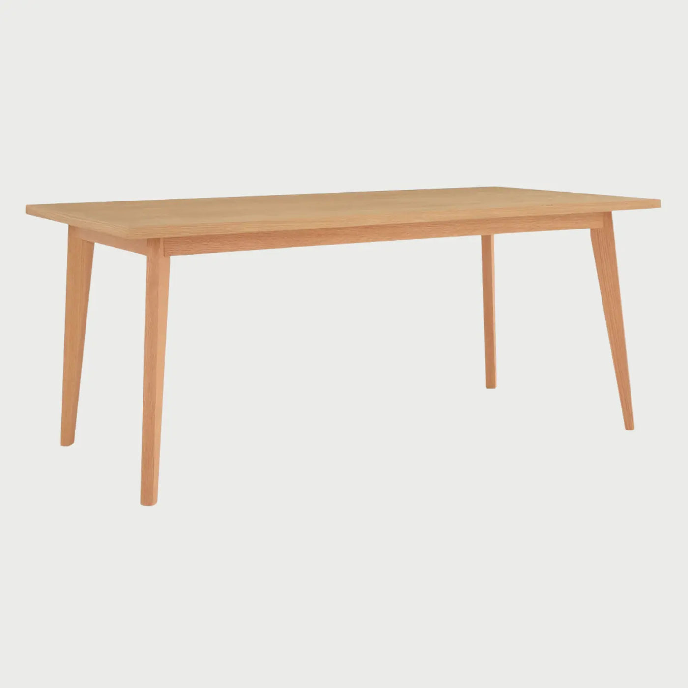 Vista lateral de la mesa Evo de 200 cm en tono beige; se observa el perfil delgado de la cubierta y la distribución de las patas en los extremos, maximizando el espacio para las sillas y el confort de los comensales.