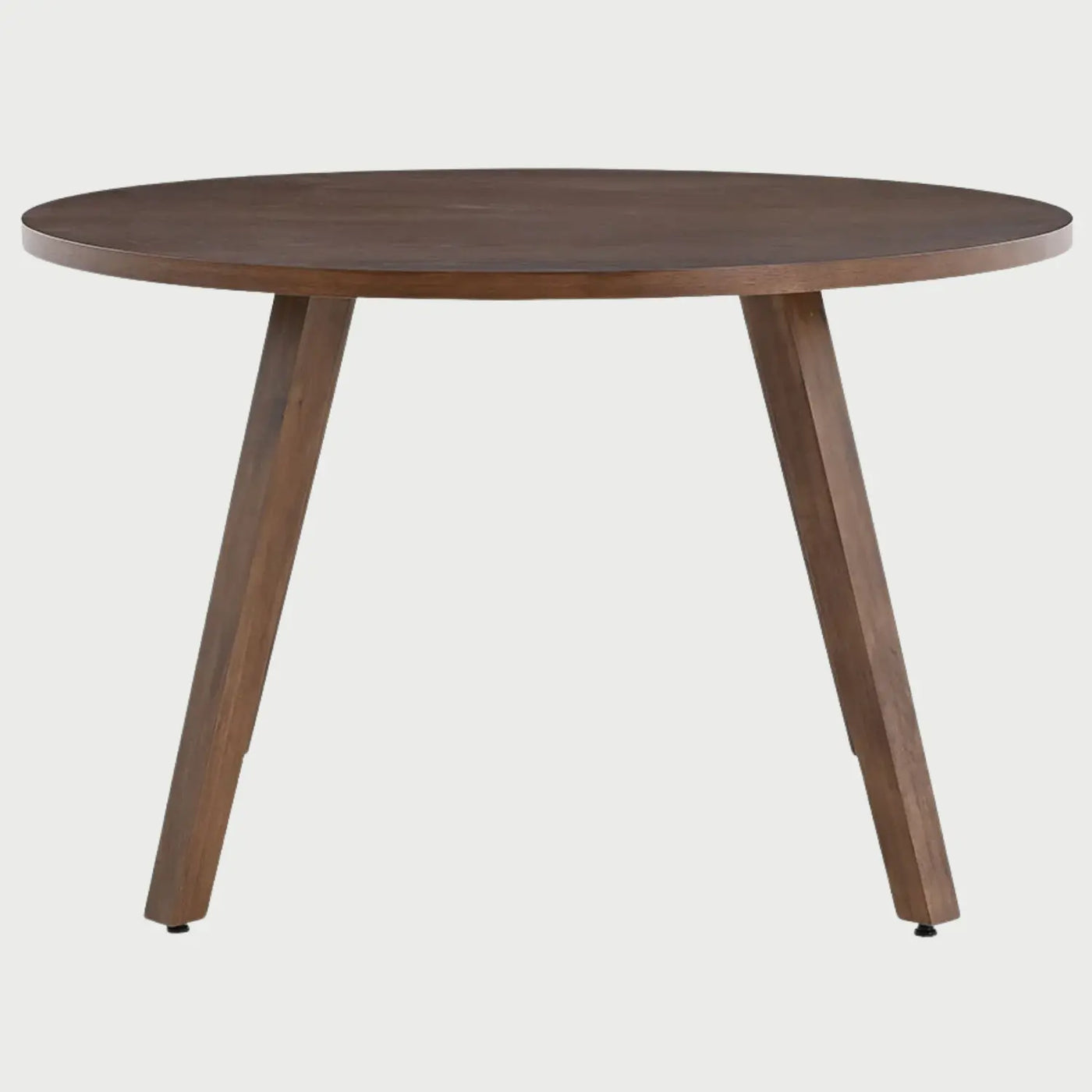 Perspectiva posterior de la mesa Xocos en color nogal, mostrando la simetría de su estructura trípode y los niveladores oscuros en la base de las patas para proteger el suelo.