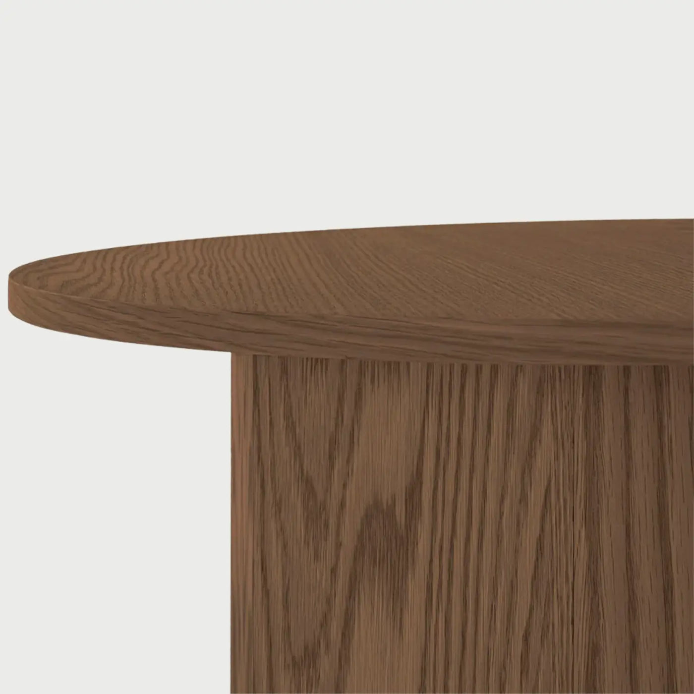Detalle lateral de la mesa Aida donde se aprecia la estructura de la base hexagonal y el volado de la cubierta circular, resaltando un diseño robusto y equilibrado en tono café oscuro
