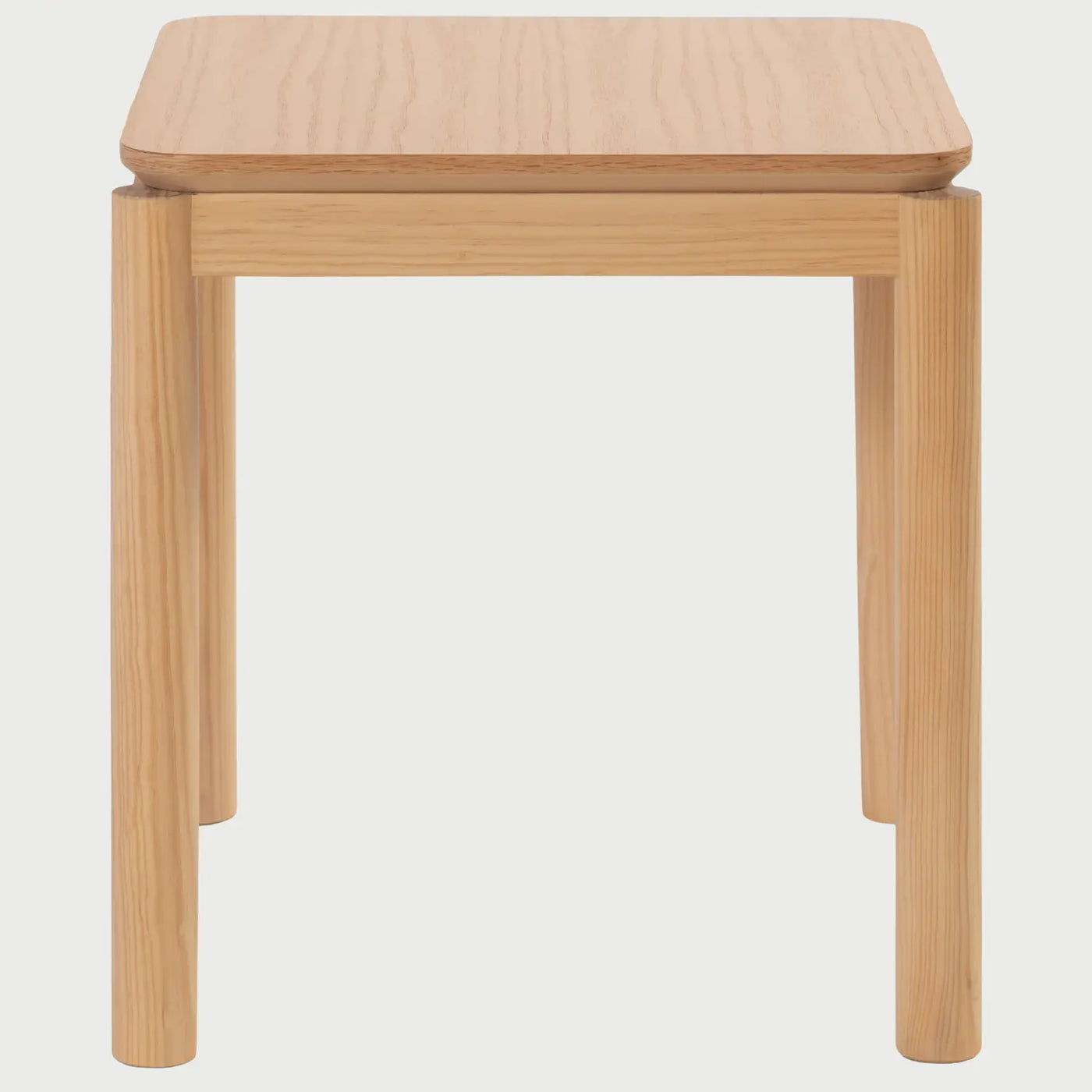 Vista frontal de la mesa lateral Akari de 50 cm; presenta una superficie cuadrada de bordes redondeados y cuatro patas cilíndricas robustas en madera de encino con acabado natural beige.