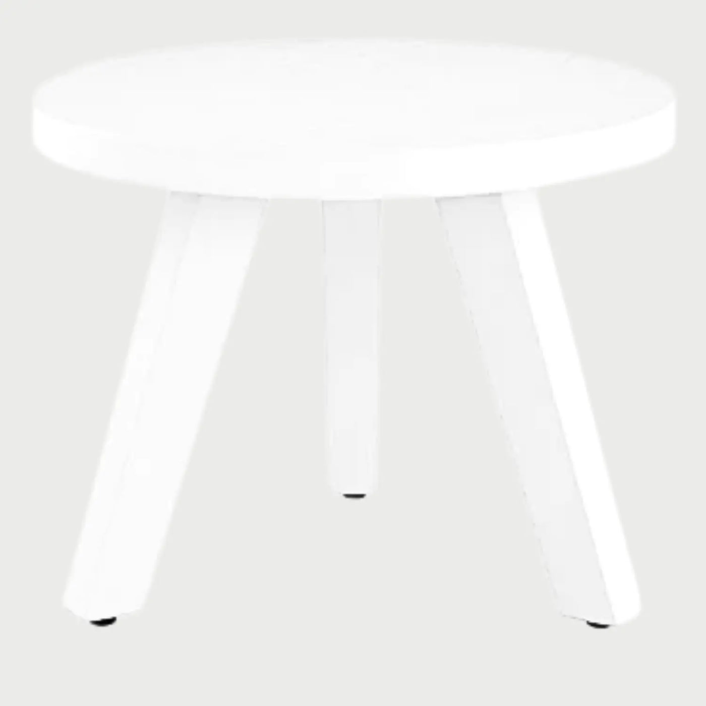Vista frontal de la mesa lateral Xocos de 45 cm en color blanco; presenta una superficie circular lisa apoyada sobre tres patas angulares robustas del mismo tono, ofreciendo una estética limpia y monocromática.
