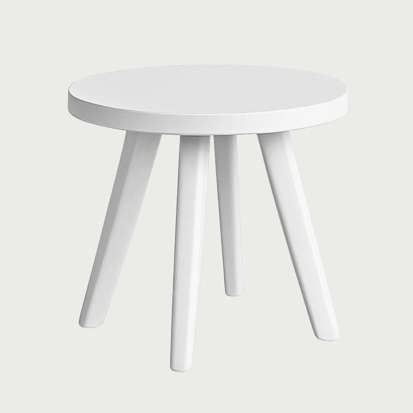 Mesa lateral redonda con superficie blanca y tres patas cónicas, diseño moderno ideal para cualquier sala. Mesa lateral 45 cm Xocos de GAIA.